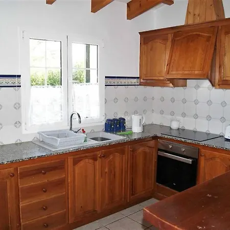 With Private Pool, Spacious Garden & Bbq *